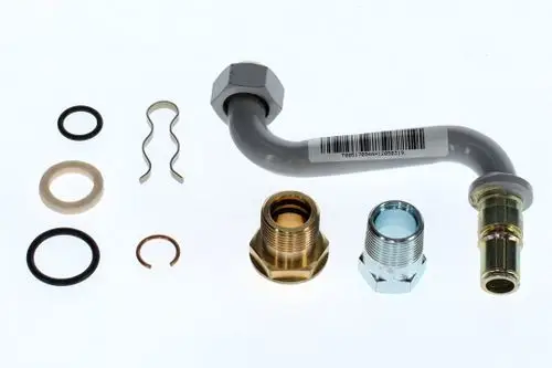 Bosch Rohr mit verschiedenen Armaturenteilen, darunter Kupplungen, Dichtungen und Sicherungsringe, auf hellem Untergrund angeordnet.
